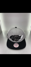 Load image into Gallery viewer, Los Angeles kings Mitchell &amp; Ness snapback gray black

