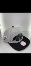Load image into Gallery viewer, Los Angeles kings Mitchell &amp; Ness snapback gray black

