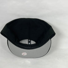 Load image into Gallery viewer, New York Yankees Black White New Era Snapback Hat 🧢
