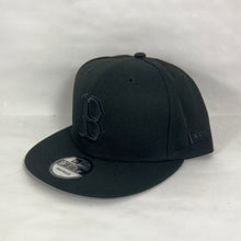 Load image into Gallery viewer, Boston Red Sox New Era Snapback Hat 🧢 All Black
