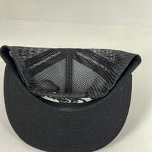 Load image into Gallery viewer, 0 Miedo trucker snapback hat
